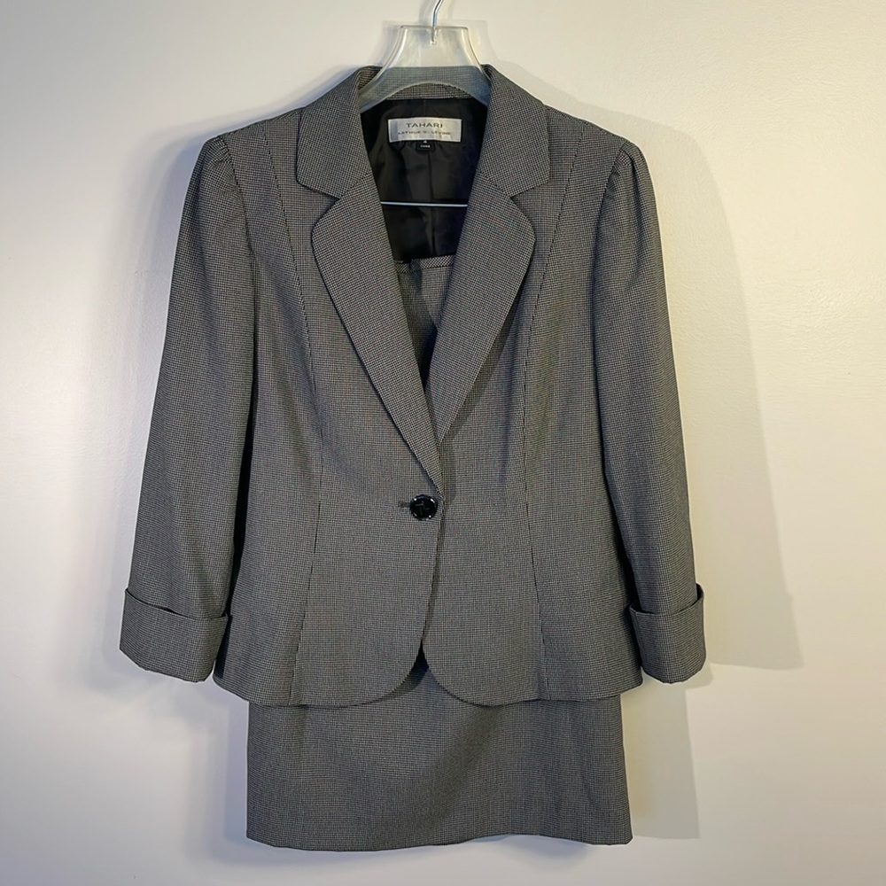 Now the waist is smaller. Tahari Arthur S Levine Women’s 2-Pc Suit